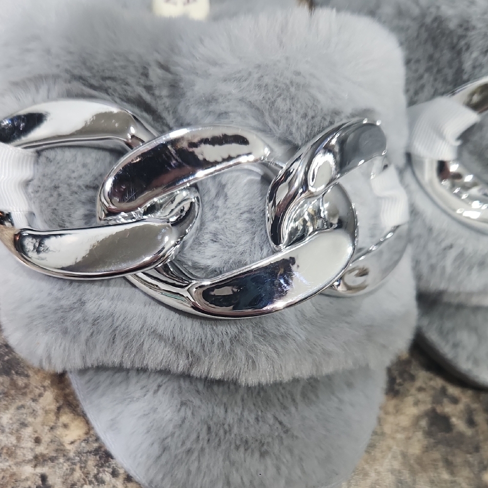 Jessica Simpson Silver and Gray Plush Slippers Size 6-7 - Picture 8 of 10